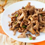 Ramai orang menggoreng chanterelles dengan tidak betul: inilah cara terbaik untuk menghilangkan kepahitan Ramai orang menggoreng chanterelles dengan tidak betul: inilah cara terbaik